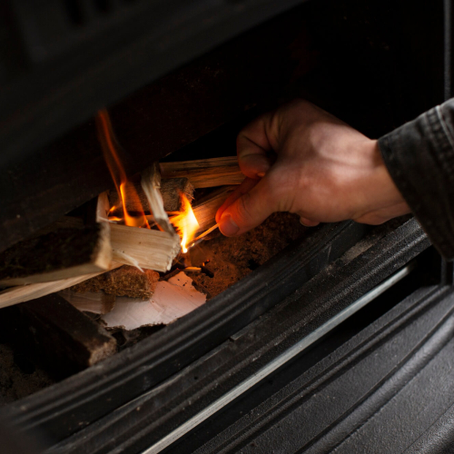 מעשנה ביתית - פחמים או גחלים? המדריך שיחסוך לכם טעויות